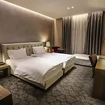 Mondial Hotel 4*